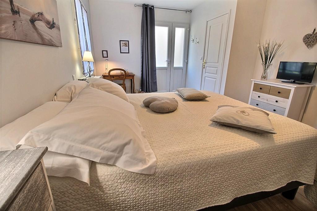 Bed and Breakfast Logis Du Lievre D'Or Монбазон Екстер'єр фото