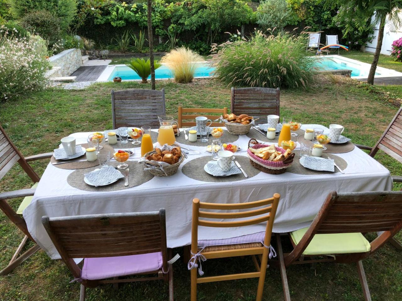 Bed and Breakfast Logis Du Lievre D'Or Монбазон Екстер'єр фото
